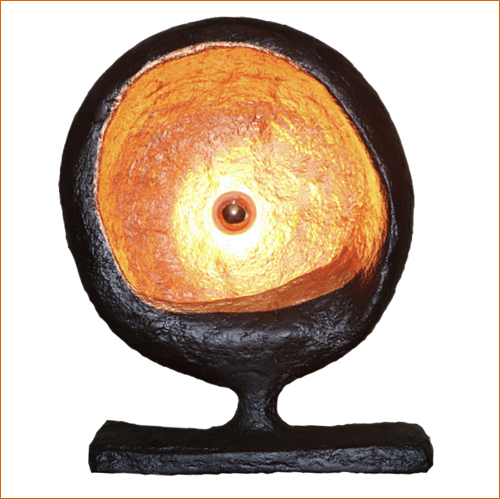 oculus, luminaire rond sur pied en papier maché noir interieur orange
