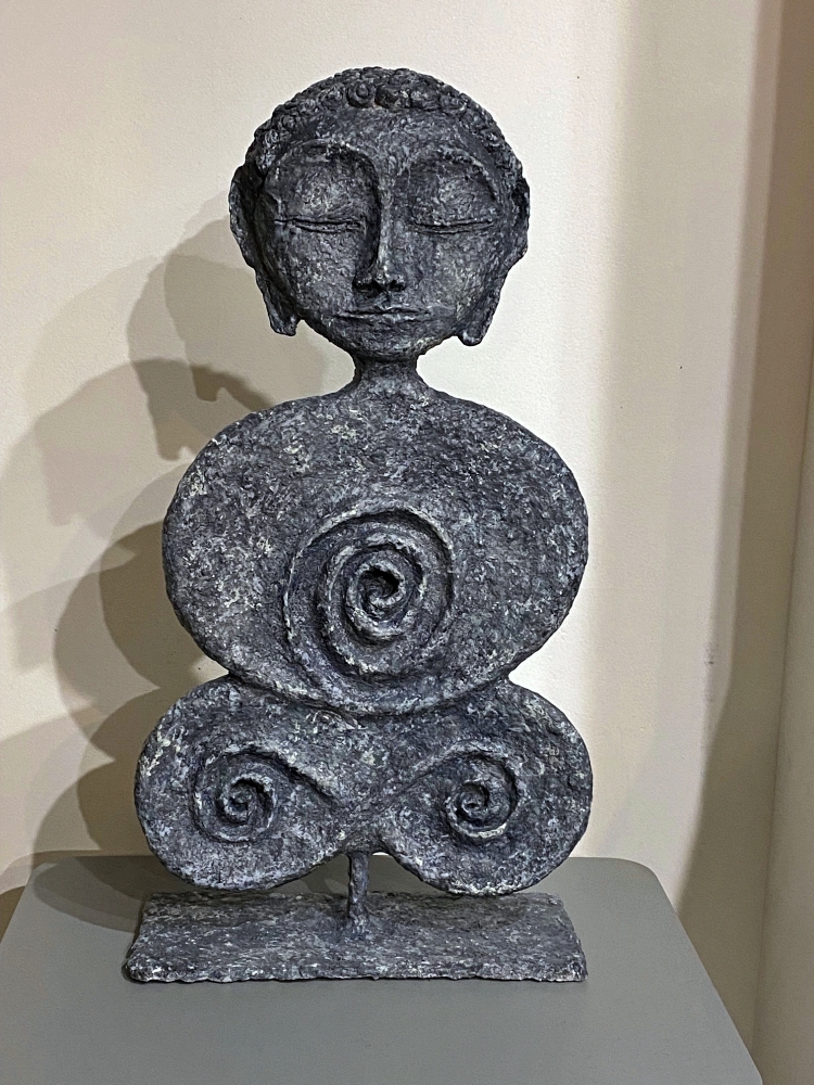Sculpture de bouddha en papier maché patine aspect pierre grise