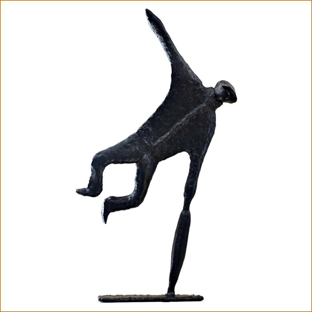 sculpture n35 Movendu - homme en mouvement - saut en appui sur parapluie - patine acrylique noire