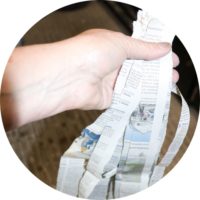 Déchirer des bandes de papier journal (surtout ne pas découper)