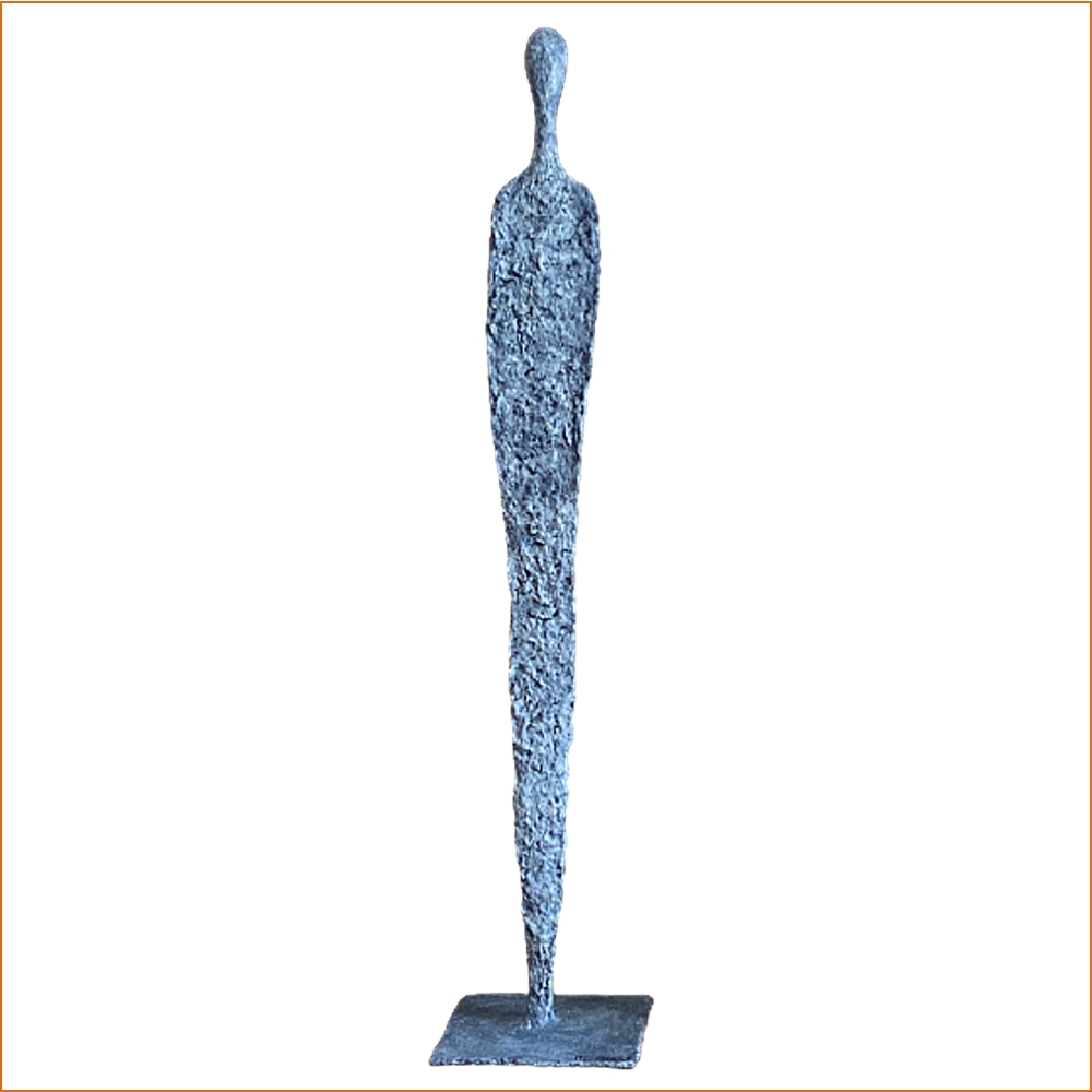 Solum sculpture n)40 en papier maché représentant un homme debout patine acrylique effet pierre grise