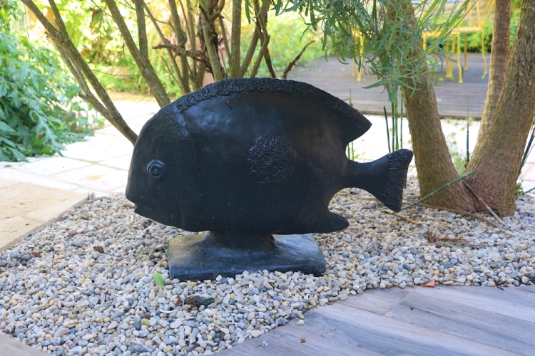 Sculpture gregoire d'ébène en papier ciment pour l'exterieur, représente un poisson noir