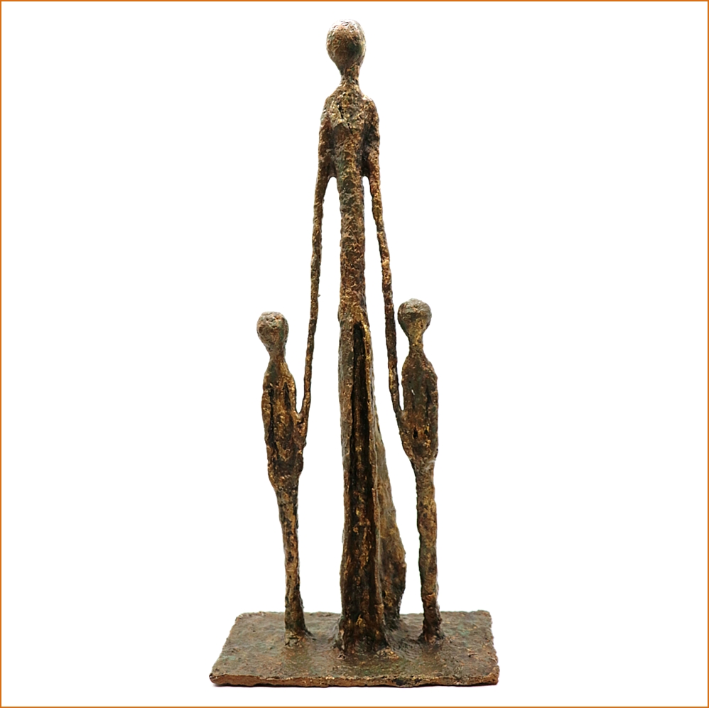 Familia sculpture n°48 - 3 personnages en papier maché - patine acrylique effet bronze doré