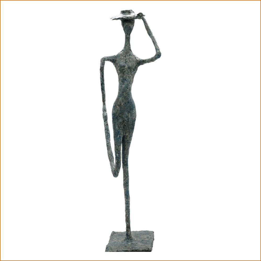 Livia sculpture n°52 - Personnage à chapeau 53cm en papier maché - patine acrylique gris-bleue