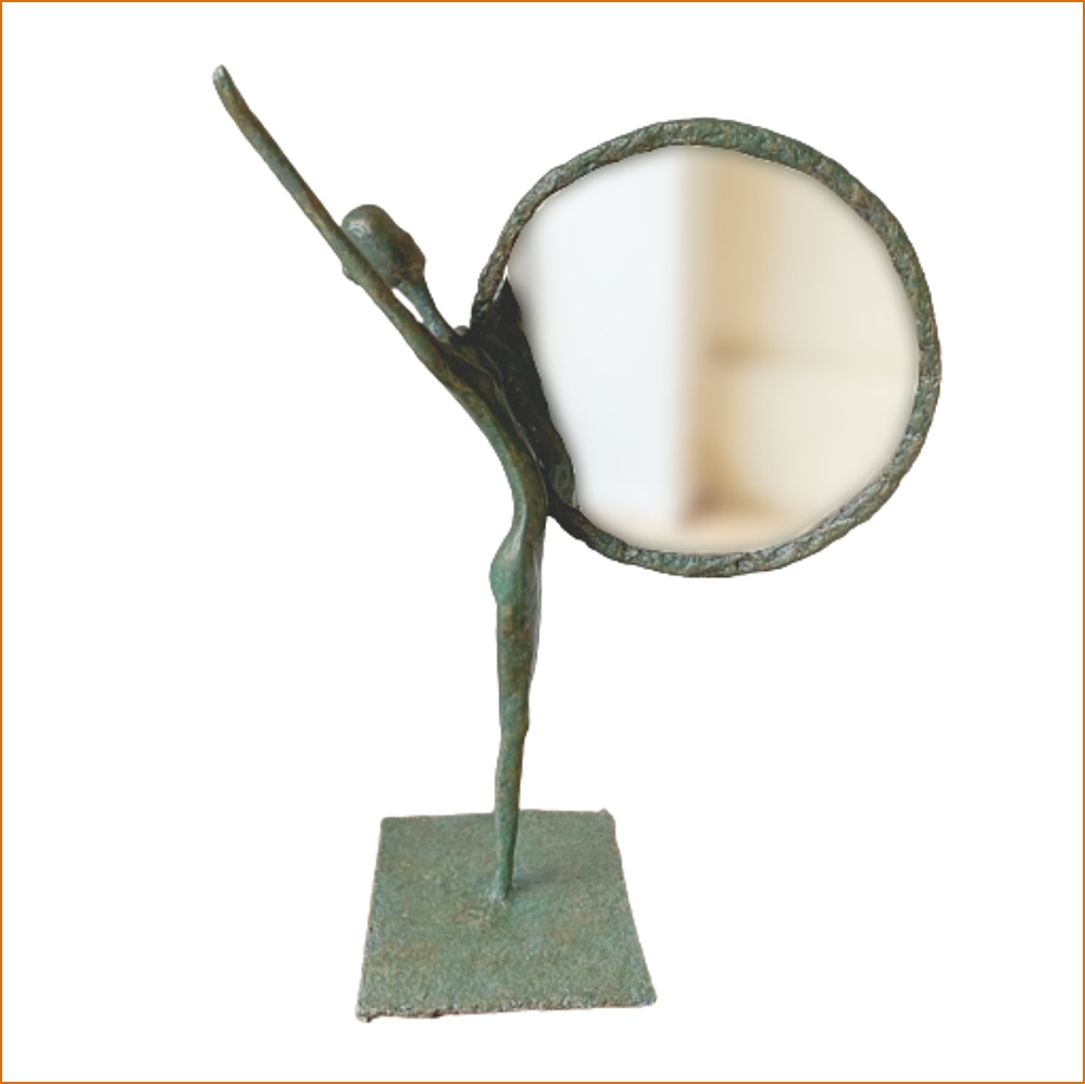 Jade sculpture n°56 - femme portant un miroir hauteur 60cm en papier maché - patine acrylique effet vert bronze