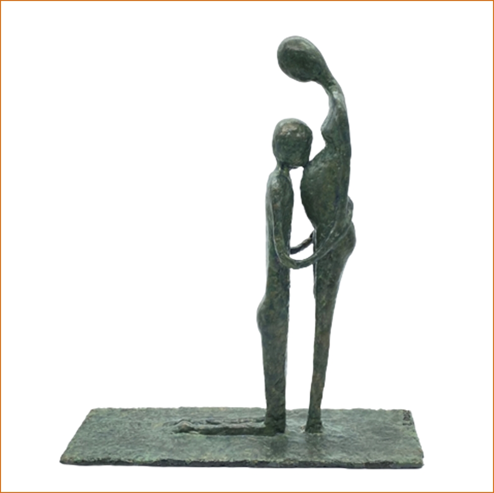 sculpture_n58 admiration en papier maché, représente un homme à genou embrassant le ventre de sa femme enceinte, hauteur 37cm, patine effet vert bronze
