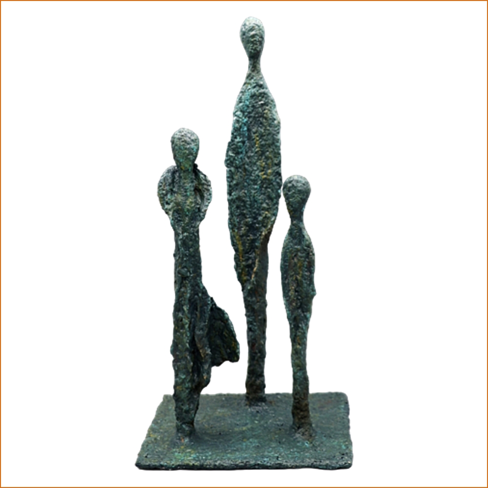 Triada, sculpture n°60 en papier mâché, représente 3 personnages, hauteur 43cm, patine bleu-vert