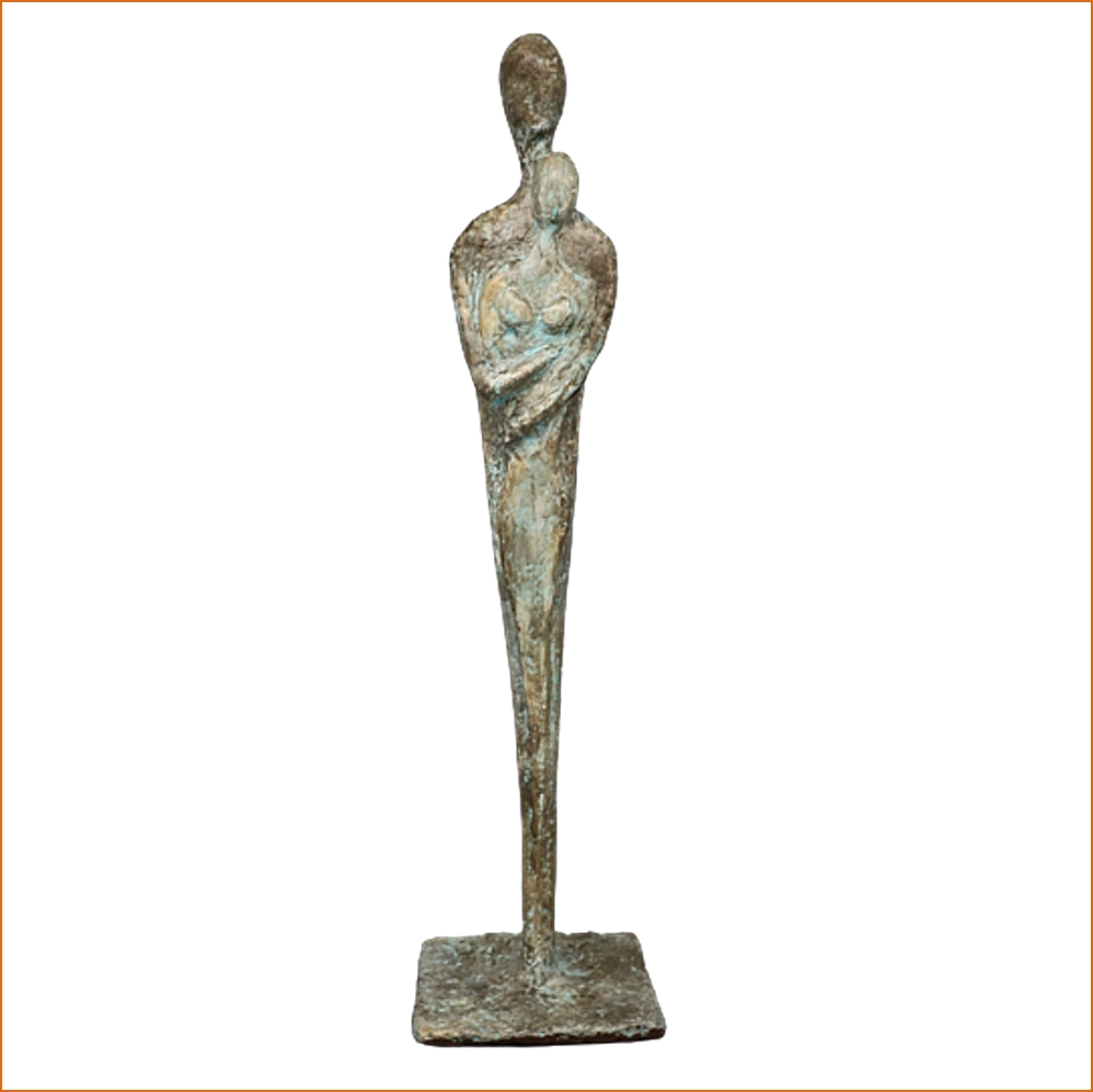 Lou-Lou, sculpture n°63 en papier mâché, représente un couple enlacé, hauteur 42cm, patine vert de gris