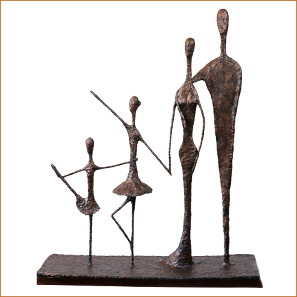 sculpture n°65 en papier mâché, représente une famille de 4, les parents et les 2 filles en danseuse , hauteur 93cm, patine bronze