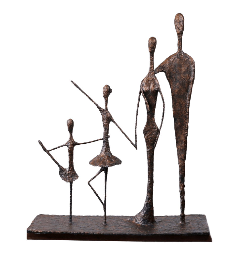 sculpture n°65 en papier mâché, représente une famille de 4, les parents et les 2 filles en danseuse , hauteur 93cm, patine bronze