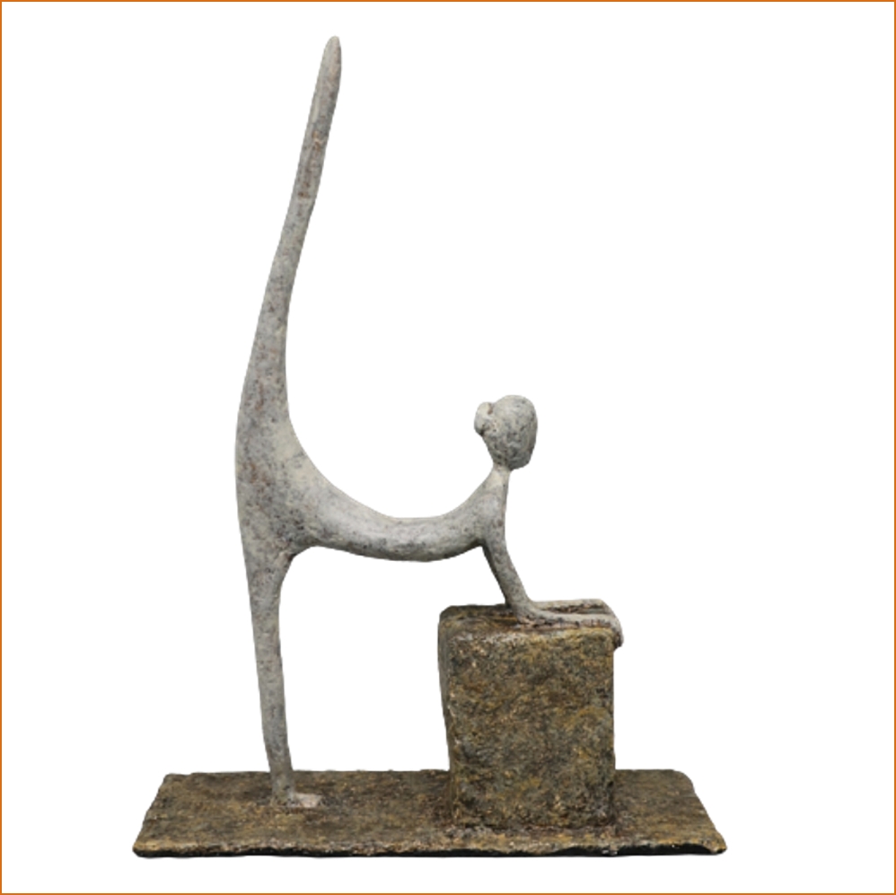 Victoire, sculpture n°66 en papier mâché, représente une danseuse appuyée sur un socle qui fait le grand écart, hauteur 41cm, patine effet pierre