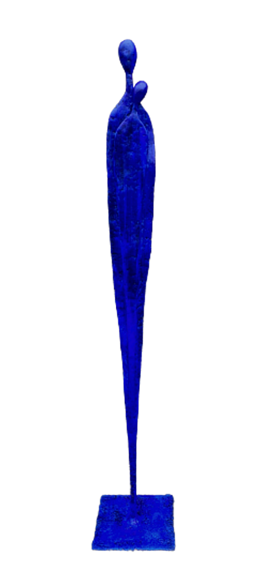 sculpture n°67 en papier mâché, représente un couple face à face, l'un contre l'autre, hauteur 120cm, patine bleu klein