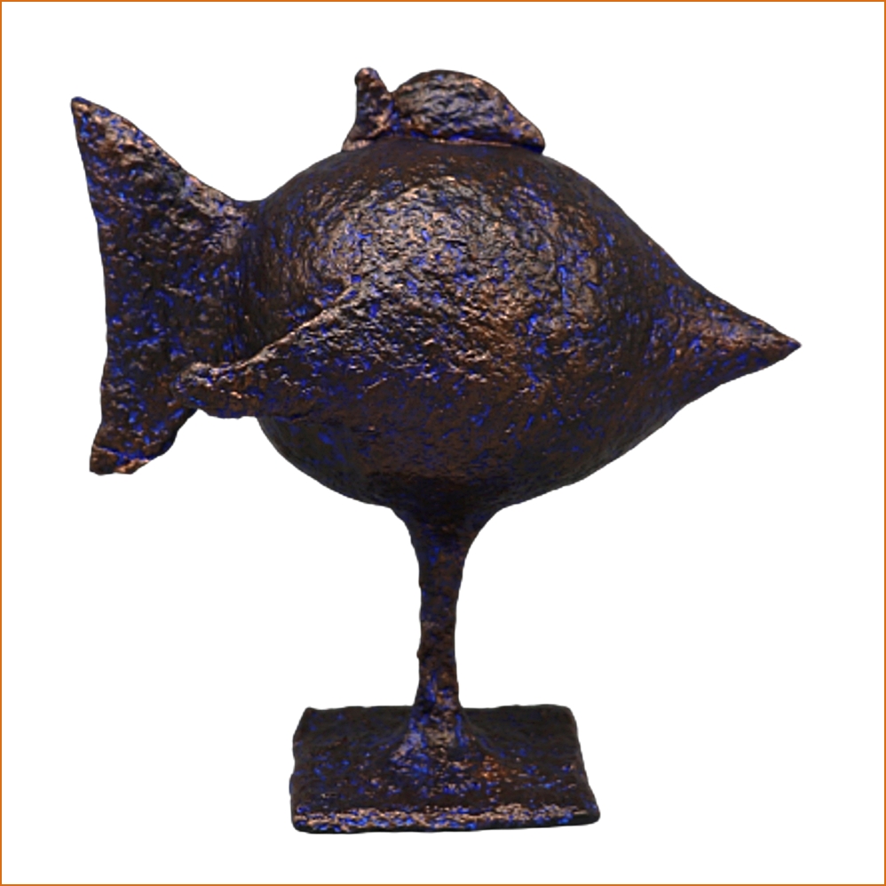 Ikan, sculpture n°68 en papier mâché, représente un poisson tout rond avec un bébé poisson sur le dos, hauteur 26cm, patine bronze violine