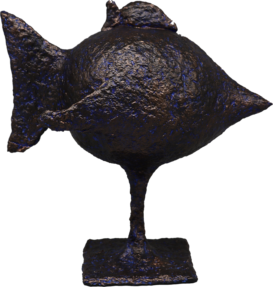 Ikan, sculpture n°68 en papier mâché, représente un poisson tout rond avec un bébé poisson sur le dos, hauteur 26cm, patine bronze violine