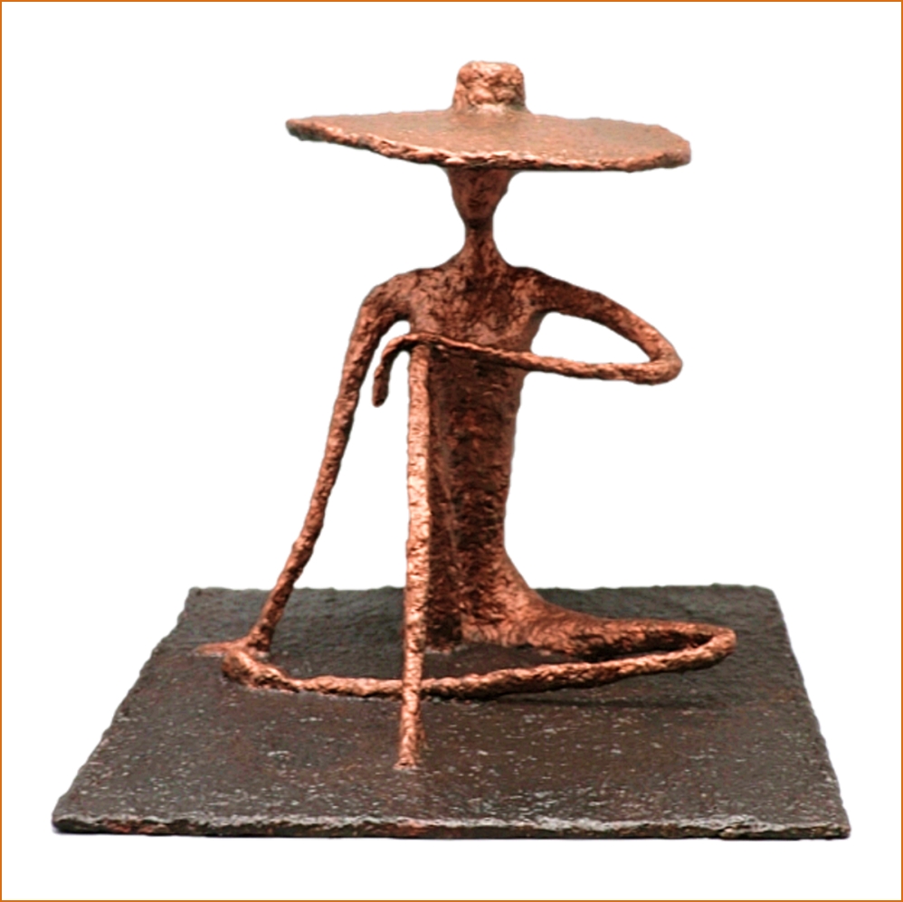 Jane, sculpture n°69 en papier mâché, représente une femme assise au sol jambes croisées avec un grand chapeau, hauteur 27cm, patine cuivrée