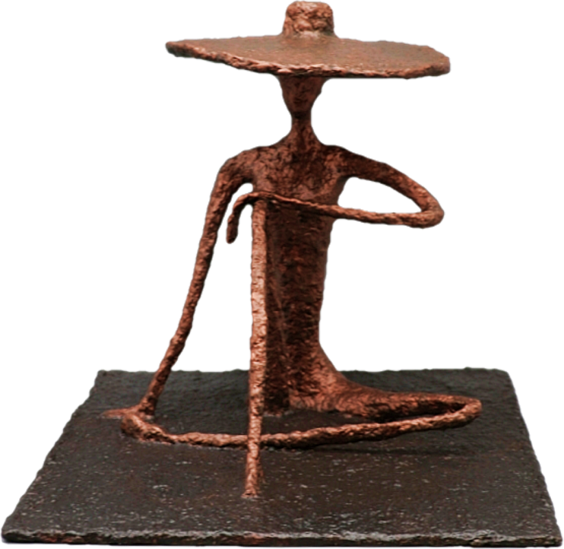 Jane, sculpture n°69 en papier mâché, représente une femme assise au sol jambes croisées avec un grand chapeau, hauteur 27cm, patine cuivrée