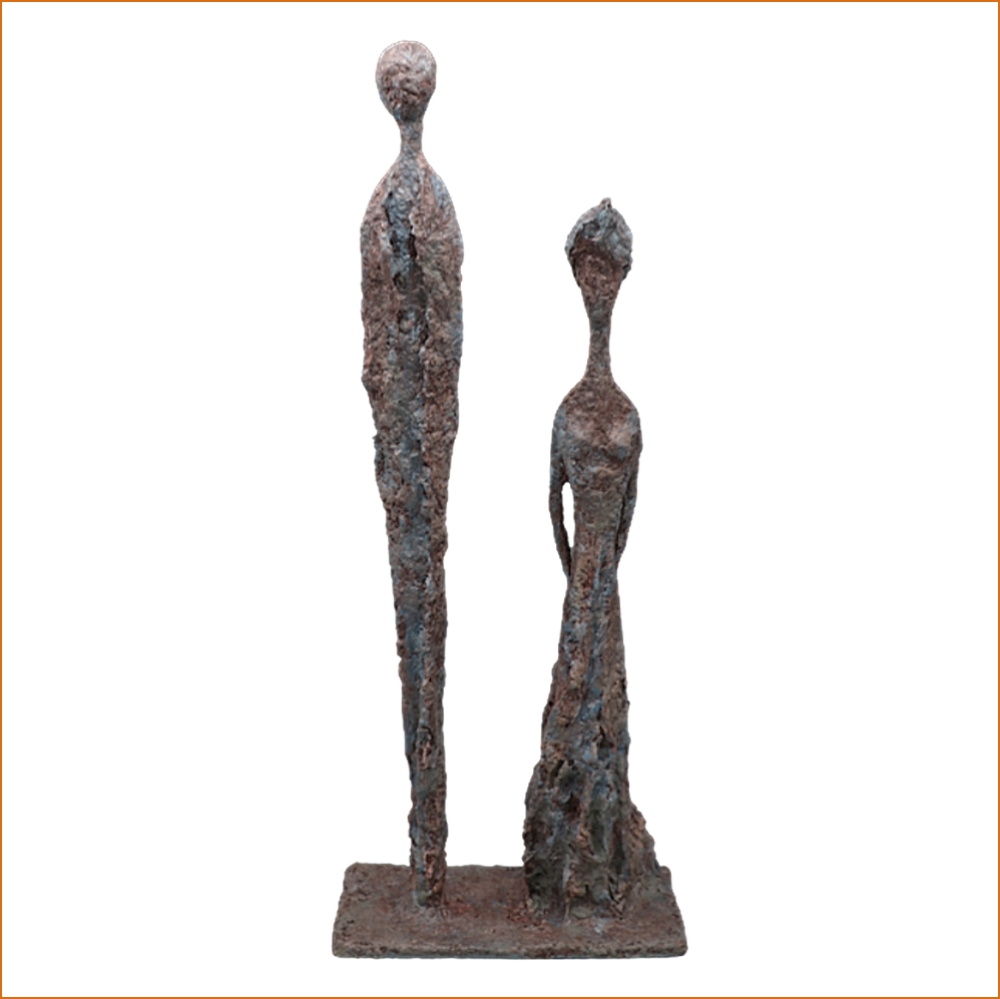 Kwabo, sculpture n°71 en papier mâché, représente un homme et une femme debout l'un à coté de l'autre, hauteur 51cm, patine prune bleutée