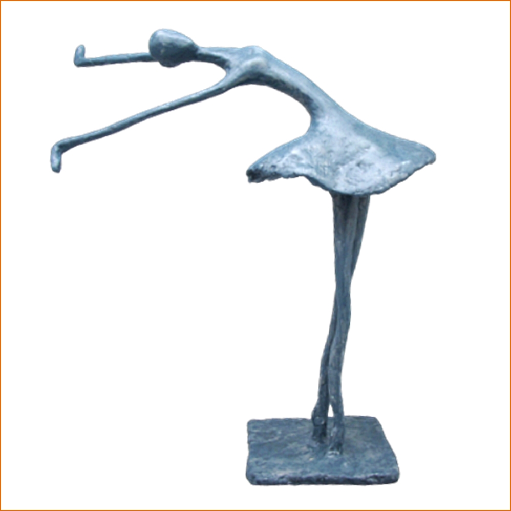 Uma sculpture n°75 en papier mâché, représente une danseuse cambrée en arrière, hauteur 33cm, patine aspect ardoise