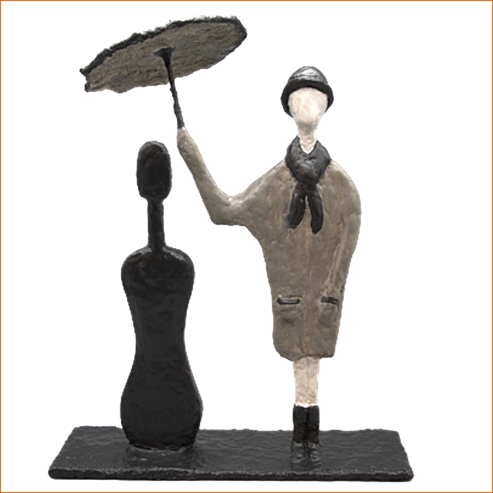 Bassu sculpture n°76 en papier mâché, représente un personnage qui tient un parapluie au dessus d'une contrebasse, hauteur 40cm, peinture taupe et noir