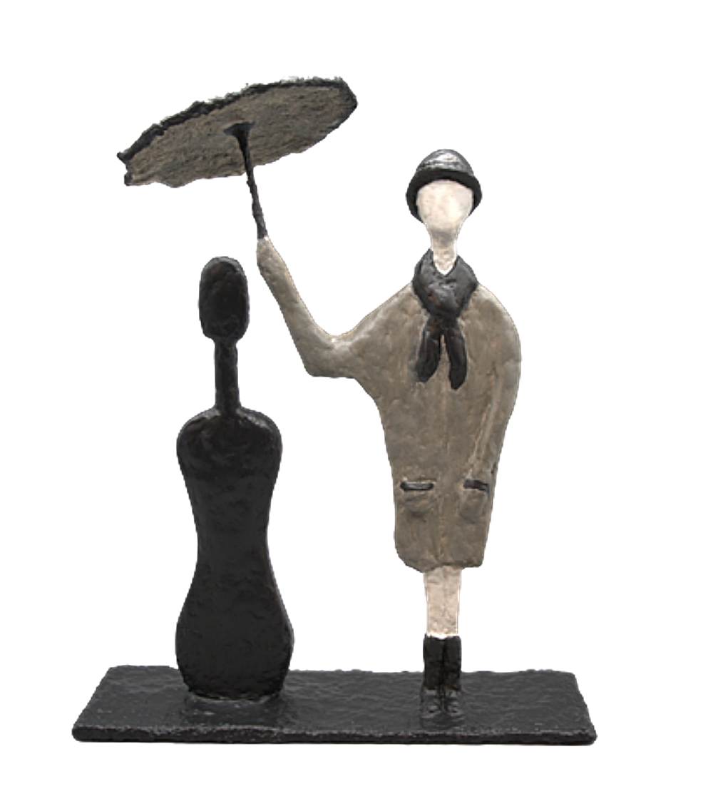 Bassu sculpture n°76 en papier mâché, représente un personnage qui tient un parapluie au dessus d'une contrebasse, hauteur 40cm, peinture taupe et noir