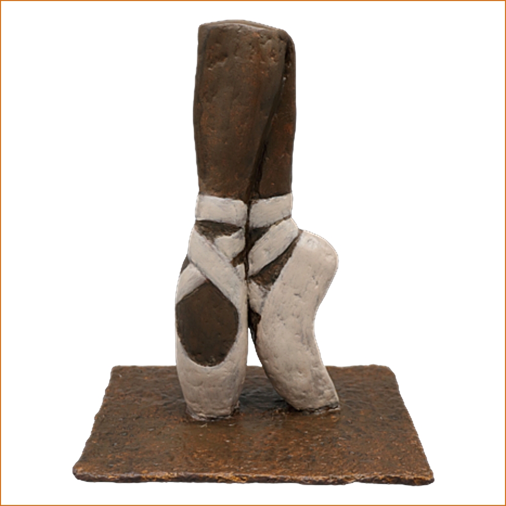 Valentine sculpture n°83 en papier mâché, représente des demi-pointe de danseuse, hauteur 25cm, patine aspect bronze