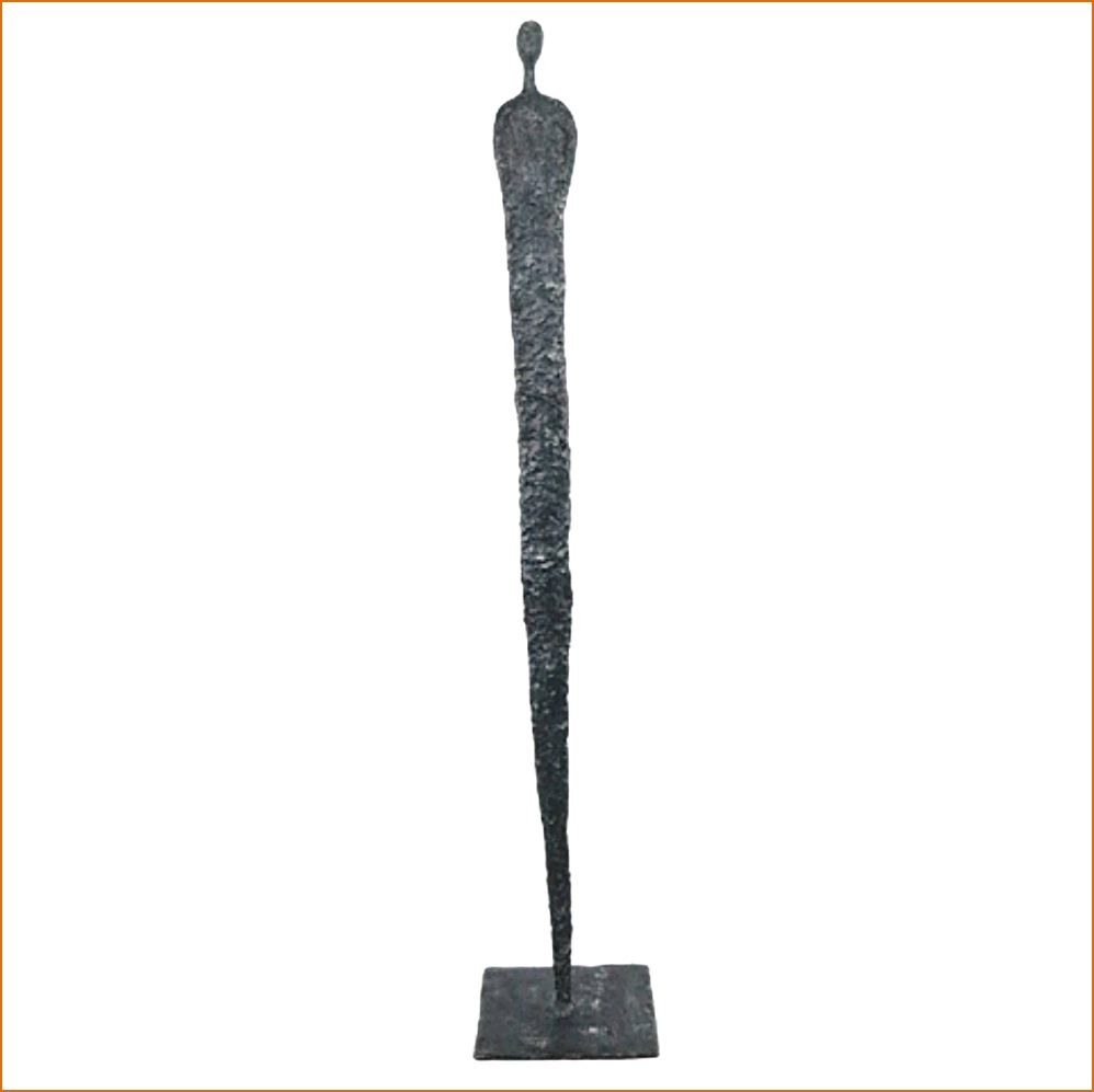 Arun sculpture n°85 en papier mâché, représente un personnage, hauteur 160cm, patine aspect métal gris