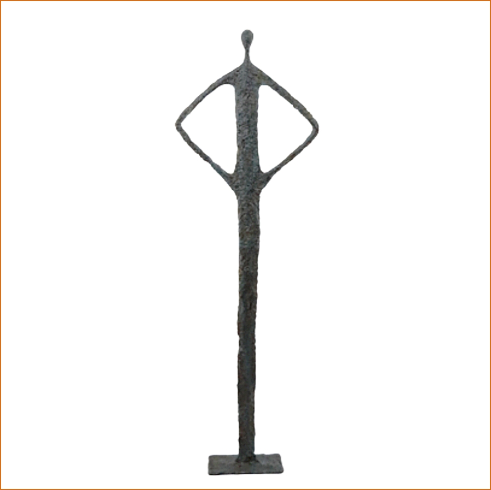 Tarun sculpture n°87 en papier mâché, représente un personnage bras sur les hanches, hauteur 120cm, patine aspect métal bleuté