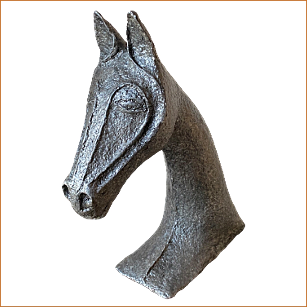 Noce & Liesse - sculpture n°90 en papier mâché, représente une tête de cheval stylisée, hauteur 35cm, patine aspect métal
