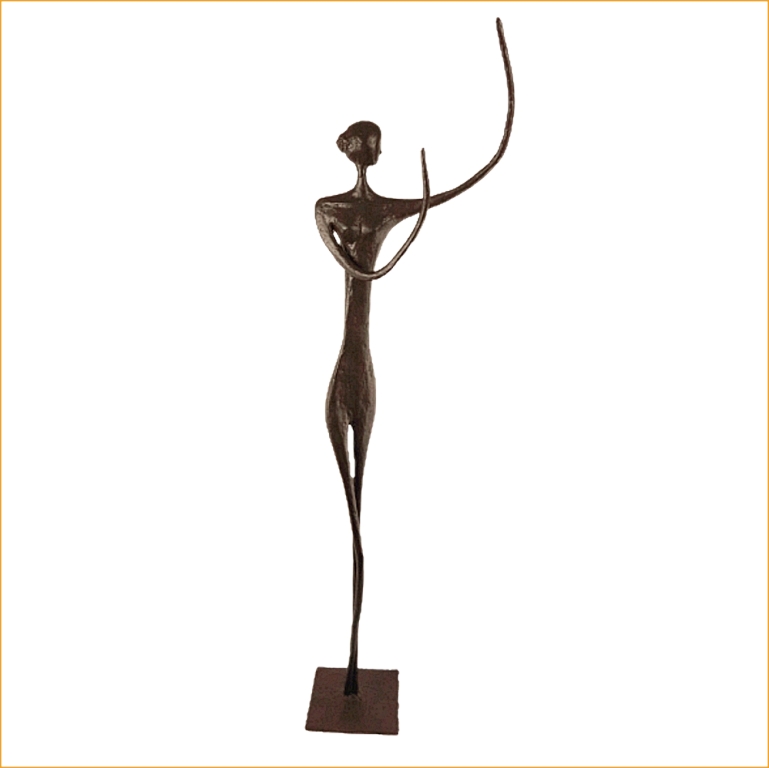 Mila - sculpture n°94 en papier mâché, représente une femme longiligne, hauteur 185cm, patine aspect bronze