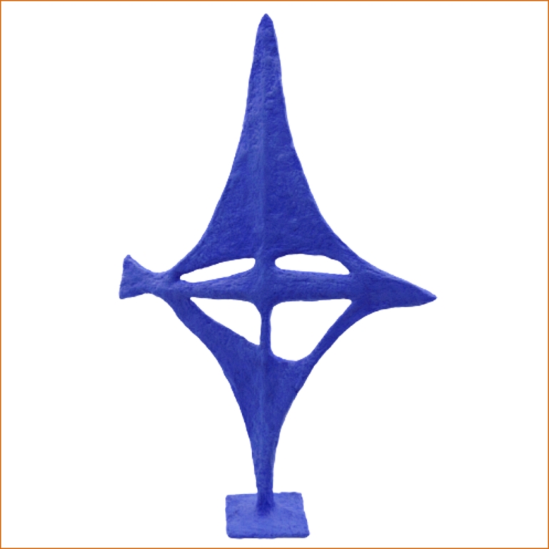 Urdina - sculpture n°101 en papier mâché, représente un poisson-oiseau, hauteur 64cm, patine aspect bleu Klein