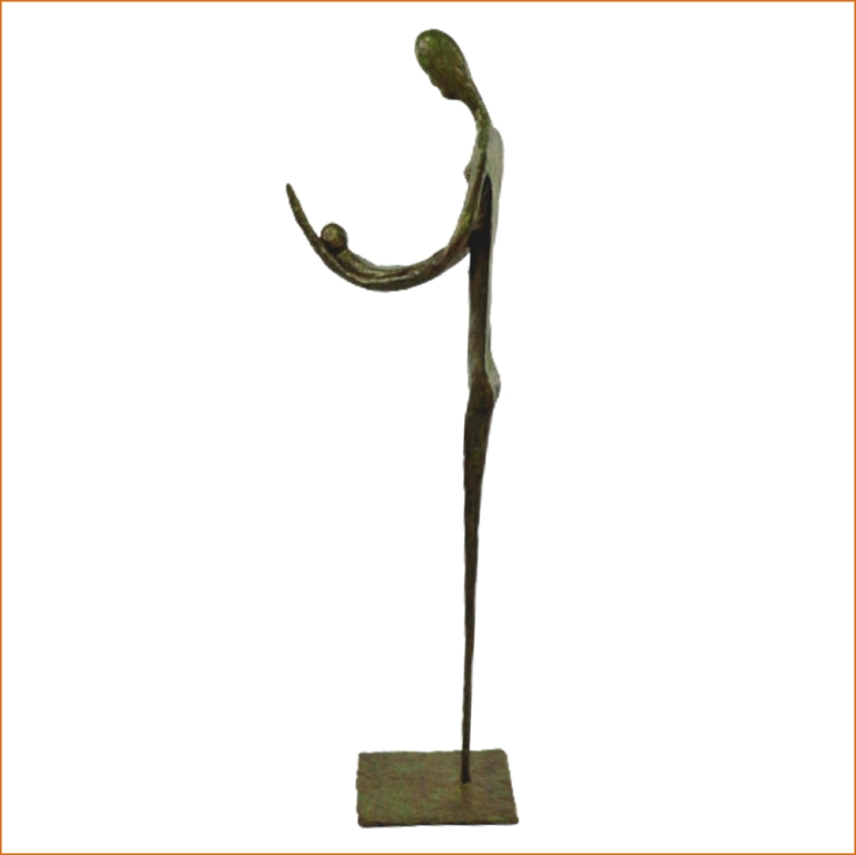 Harria - sculpture n°102 en papier mâché, représente une femme qui berce son enfant, hauteur 100cm, patine aspect vert bronze