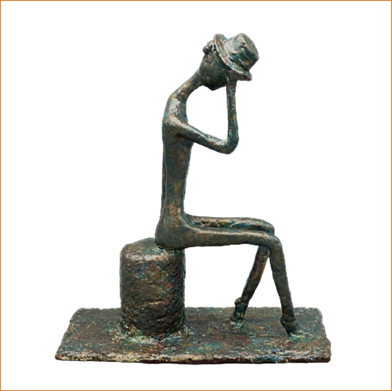 Carla sculpture n°104 en papier mâché, représente une femme assise son chapeau à la main, hauteur 26cm, patine aspect vert bronze