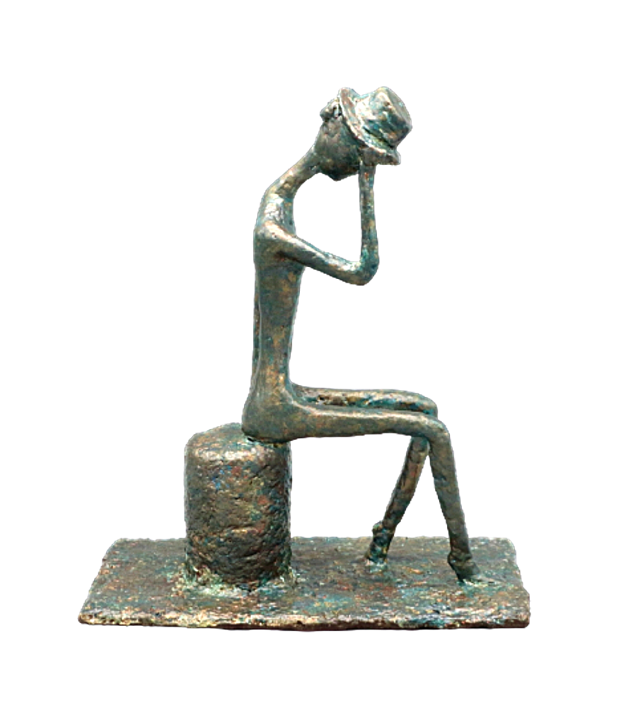 Carla sculpture n°104 en papier mâché, représente une femme assise son chapeau à la main, hauteur 26cm, patine aspect vert bronze