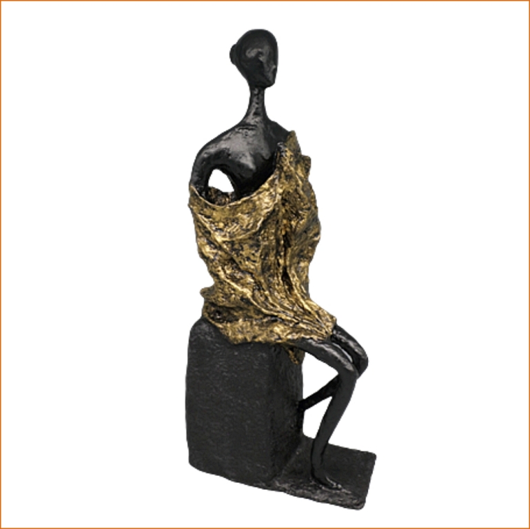Lilia sculpture n°106 en papier mâché, représente une femme assise avec un drapée sur les épaules, hauteur 51cm, patine acrylique noir et or