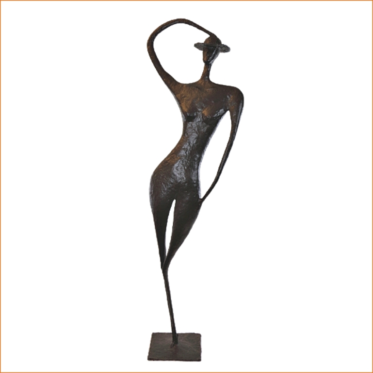 Swann sculpture n°108 en papier mâché, représente une femme debout tenant son chapeau, hauteur 160cm, patine acrylique aspect bronze