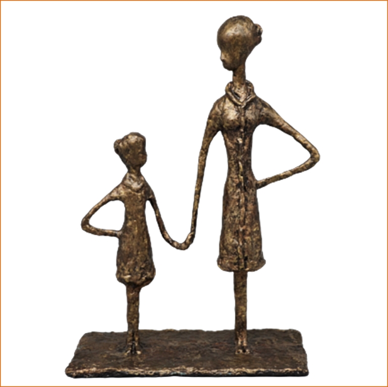 Lili-Rose sculpture n°112 en papier mâché, représente une maman qui donne la main à sa petite fille,, hauteur 31cm, patine acrylique aspect bronze doré