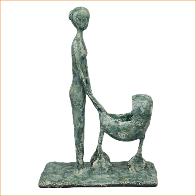 Kassandra sculpture n°110 en papier mâché, représente une femme qui pousse un landeau, hauteur 30cm, patine acrylique aspect métal