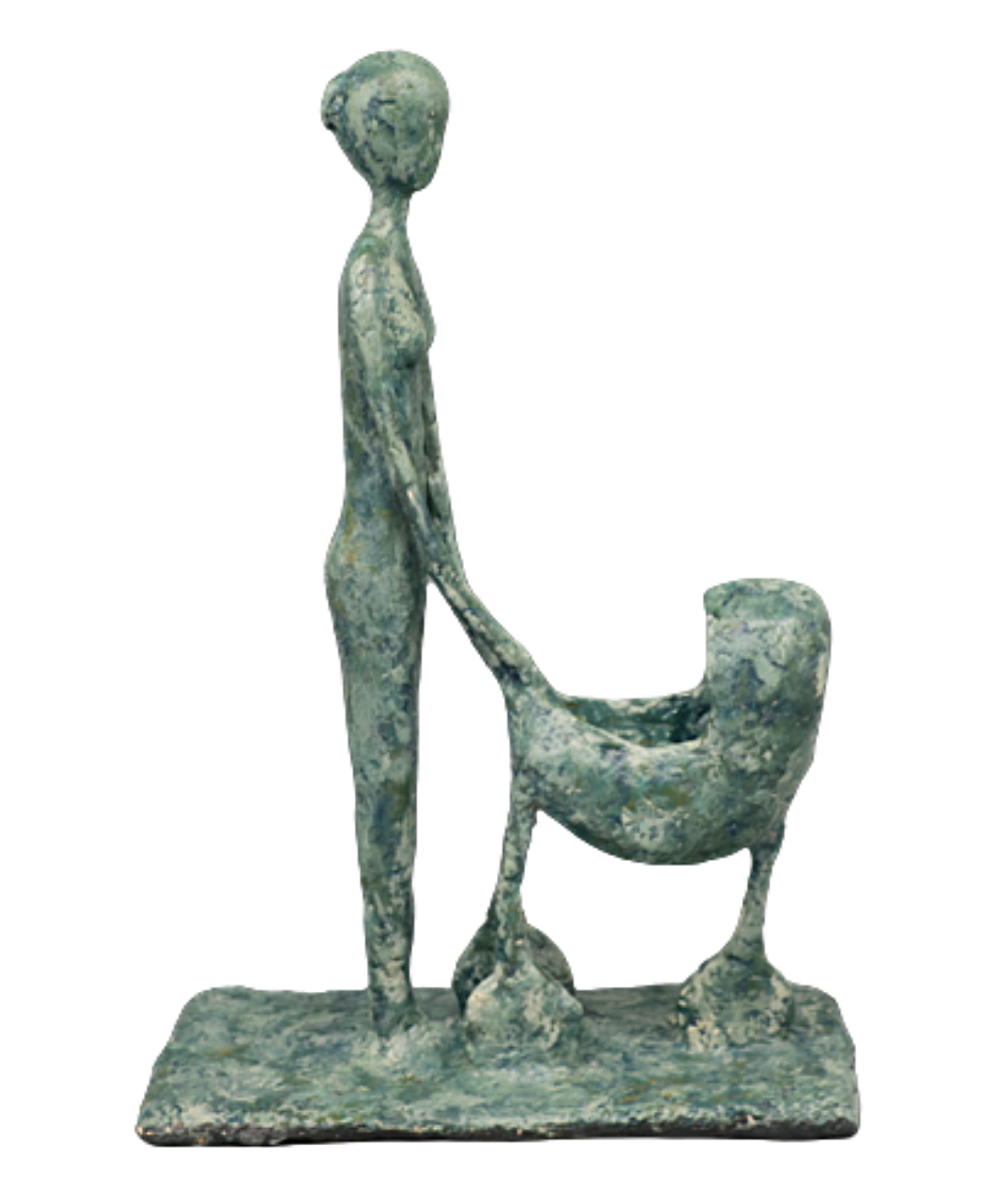 Kassandra sculpture n°110 en papier mâché, représente une femme qui pousse un landeau, hauteur 30cm, patine acrylique aspect métal