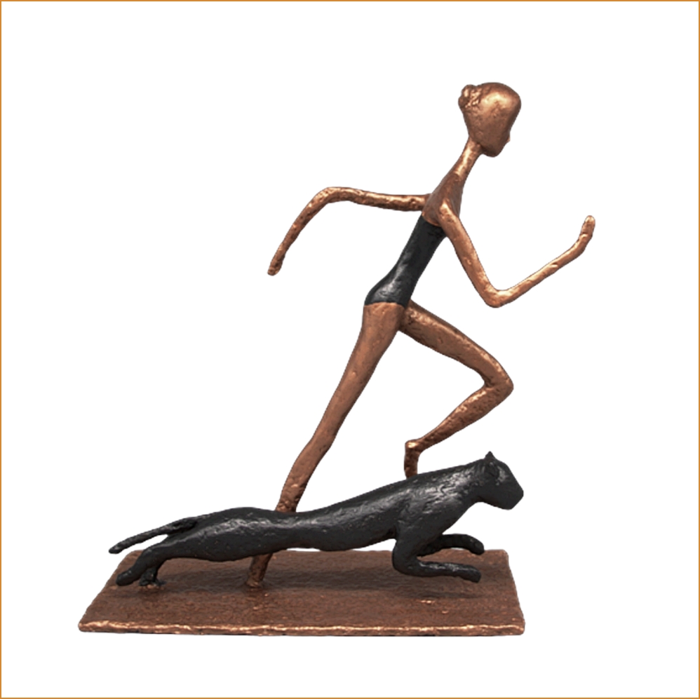 Sonara sculpture n°118 en papier mâché, représente une femme qui court à coté d'un jaguar, hauteur 40cm, patine acrylique noir et bronze