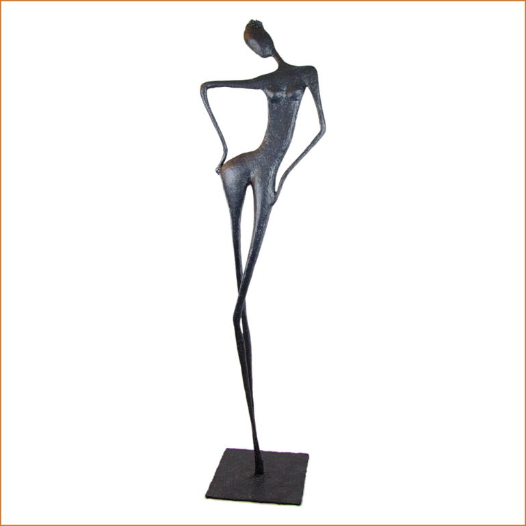 Oliana sculpture n°121 en papier mâché, représente une femme avec les mains sur les hanches, hauteur 152cm, patine acrylique aspect bronze