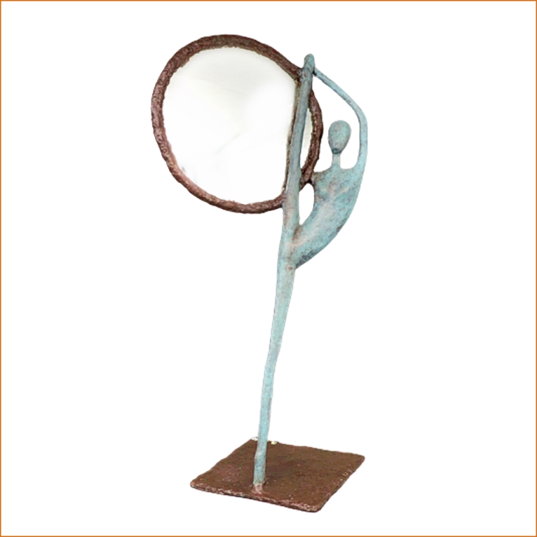 Whakata sculpture n°122 en papier mâché, représente une danseuse tenant un miroir, hauteur 50cm, patine acrylique aspect bronze et vert de gris