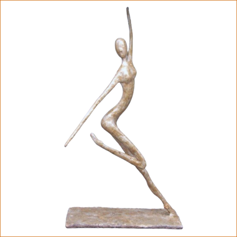 Elena, sculpture n°137 en papier mâché, dépeint une danseuse en équilibre sur une jambe. Mesure 47cm de hauteur, patine acrylique aspect pierre de savon beige