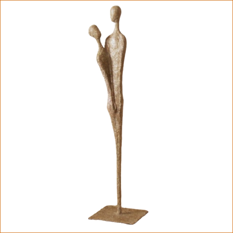 Kumara, sculpture n°138 en papier mâché, représente un couple enlacé. Mesure 66cm de hauteur, patine acrylique aspect pierre