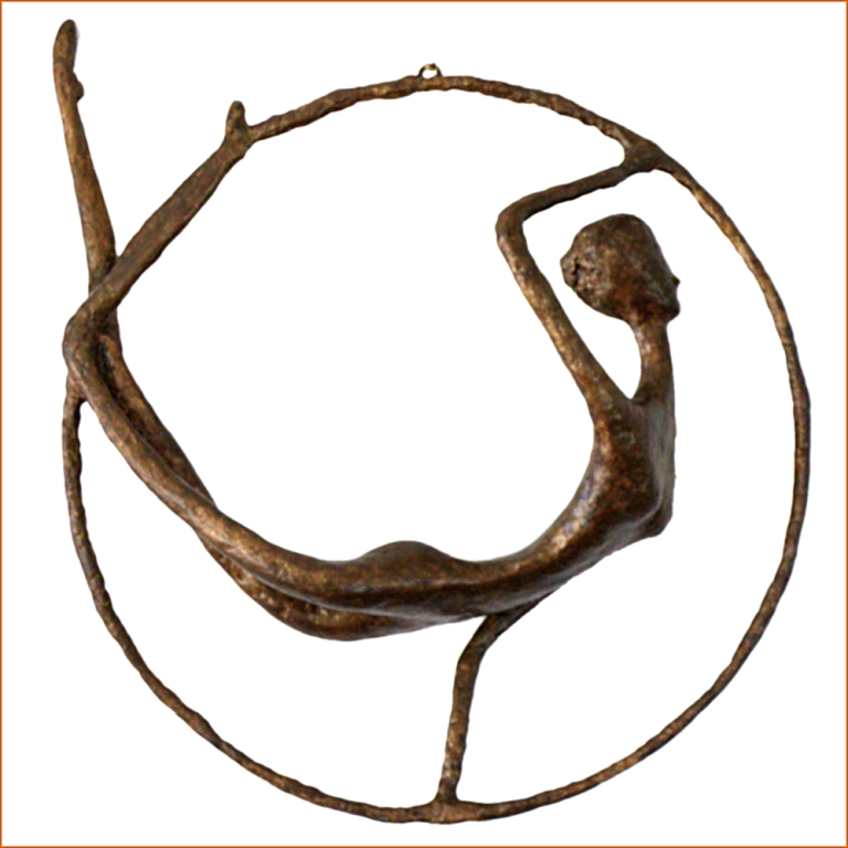 Olivia, sculpture n°140 en papier mâché, représente une danseuse dans un cercle. Mesure 42cm de hauteur, patine acrylique aspect bronze