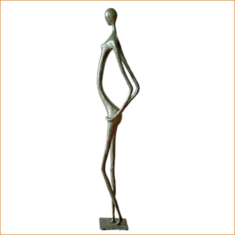 Zélie, sculpture n°141 en papier mâché, représente une africaine cambrée les mains sur les fesses. Mesure 120cm de hauteur, patine acrylique aspect vert-bronze