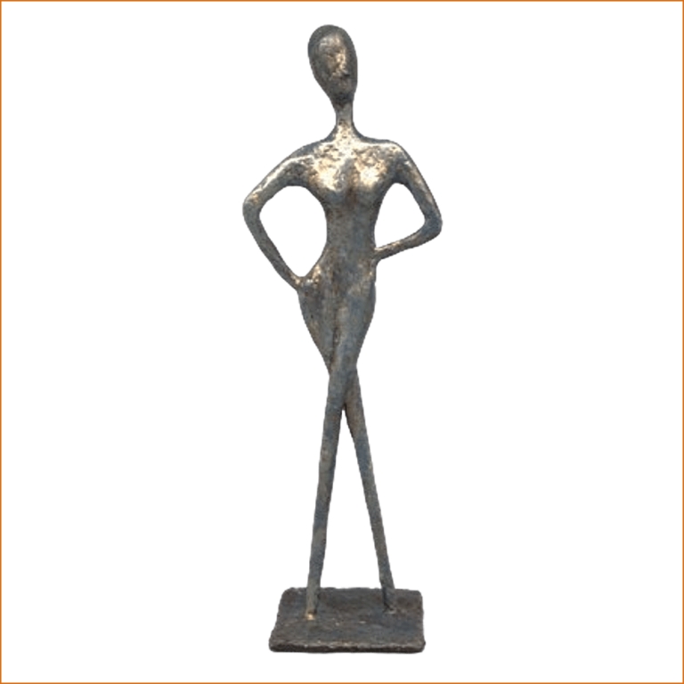 Katia, sculpture n°142 en papier mâché, représente une femme les mains sur les hanches. Mesure 41cm de hauteur, patine acrylique aspect bronze