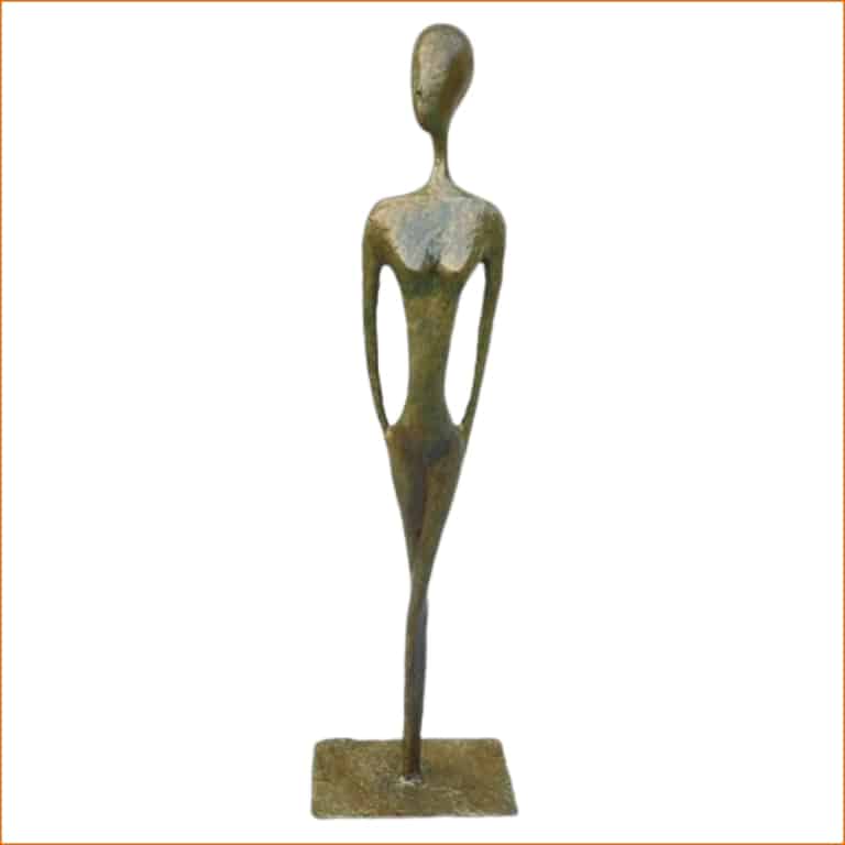 Eva, sculpture n°144 en papier mâché, représente une femme debout les jambes croisées et les bras le long de corps. Mesure 73cm de hauteur, patine acrylique aspect vert-bronze